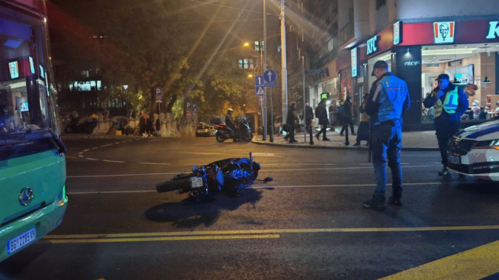 (FOTO) Saobraćajna nesreća na Studentskom trgu: Motociklista udario u autobus i automobil, prevezen u Urgentni centar