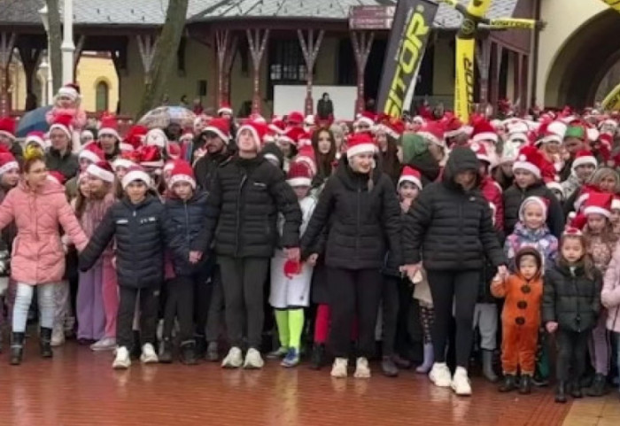 Tradicionalna trka Deda Mrazova održana na Paliću: Najmlađi takmičar ima samo 15 meseci, a najstariji 80 godina