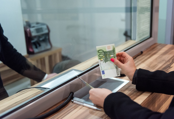 Da li je stabilnost dinara ugrožena: Stručnjaci o pojačanoj potražnji evra u menjačnicama