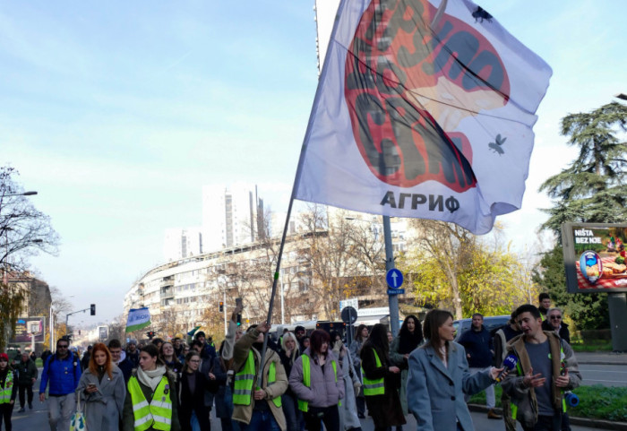 (FOTO) Studenti obeležavaju godišnjicu blokade Poljoprivrednog i Pravnog: "Sa obe strane reke grad je naš"