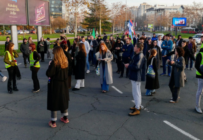 (FOTO) Obeležena godišnjica blokade Poljoprivrednog i Pravnog protestnim šetnjama: Studenti traže raspisivanje izbora