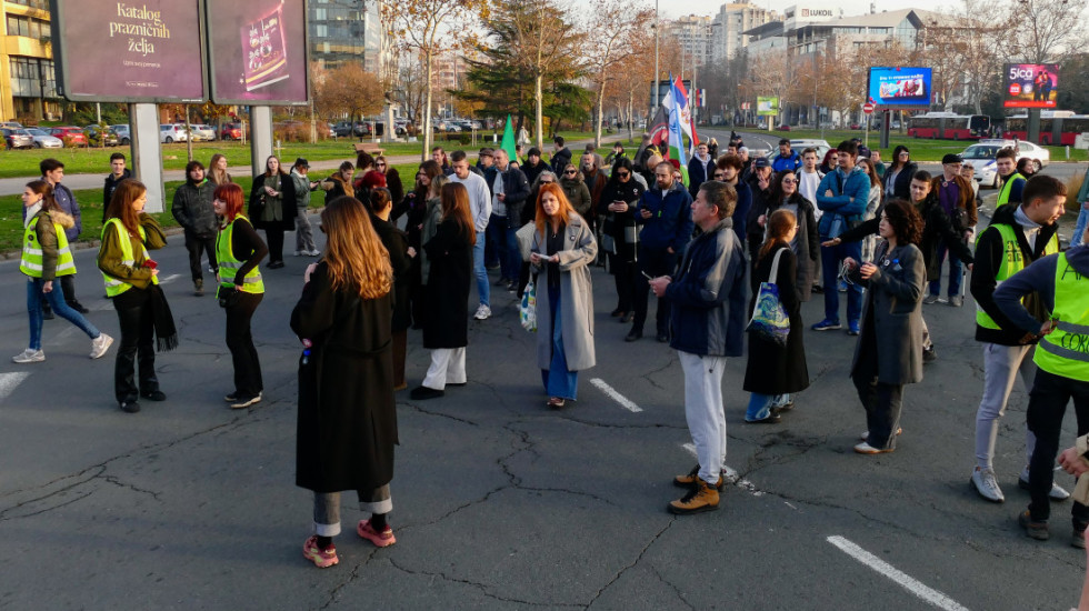 (FOTO) Obeležena godišnjica blokade Poljoprivrednog i Pravnog protestnim šetnjama: Studenti traže raspisivanje izbora