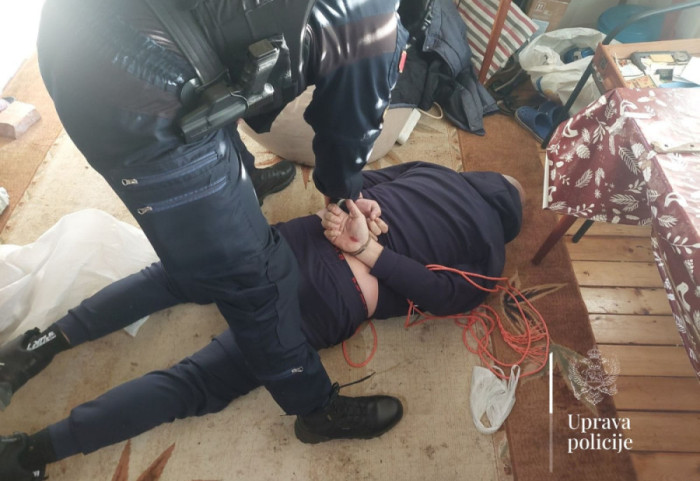 Pronađena tela žene i muškarca u stanu u Nikšiću, policija u Baru uhapsila osumnjičenog za dvostruko ubistvo