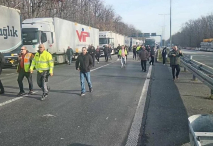 Vozači kamiona spontano blokirali prelaz na Batrovcima, upozoravaju na kolaps transporta zbog višesatnog čekanja