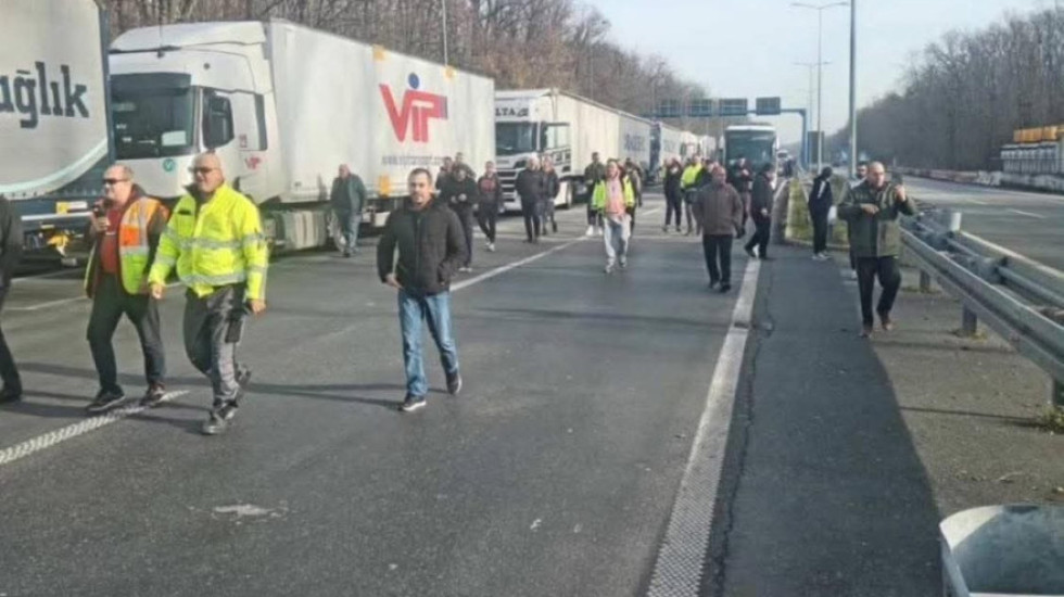 Vozači kamiona spontano blokirali prelaz na Batrovcima, upozoravaju na kolaps transporta zbog višesatnog čekanja