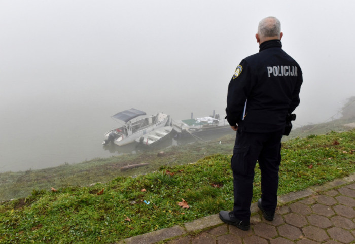(FOTO/VIDEO) Prevrnuo se čamac sa migrantima kod Slavonskog Broda: Preminula još jedna osoba, priveden osumnjičeni