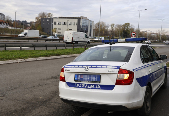 Uhapšen Novosađanin (22) osumnjičen za trgovinu narkoticima, u parkiranom automobilu krio 73 paketića marihuane