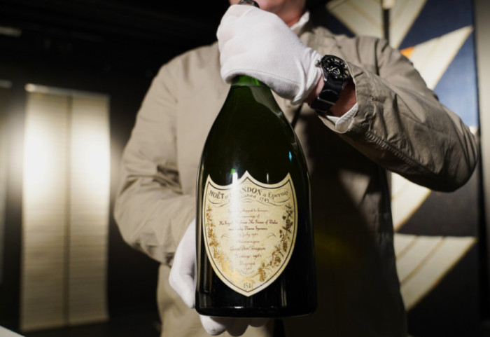Retka boca šampanjca sa venčanja Čarlsa i Dajane na aukciji u Danskoj nije pronašla svog kupca