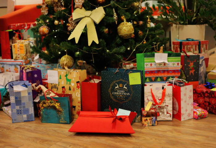 Anketa: Oko 40 odsto Francuza kupuje božićne poklone na kredit