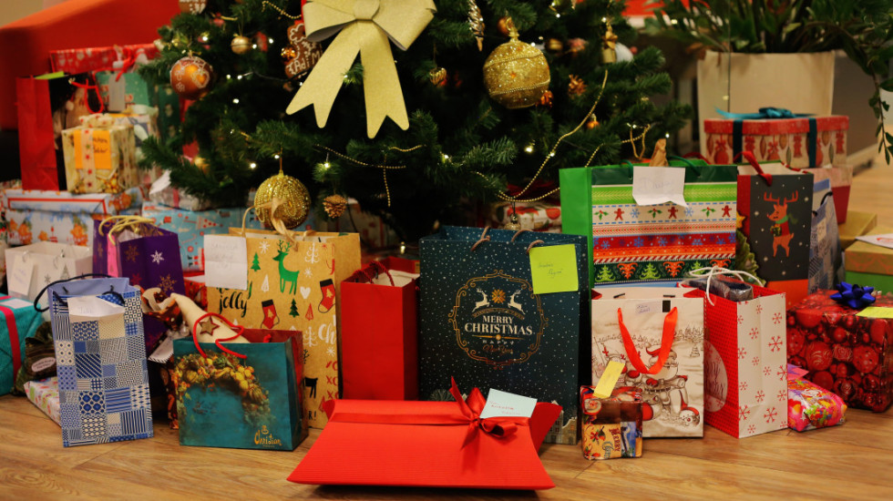 Anketa: Oko 40 odsto Francuza kupuje božićne poklone na kredit