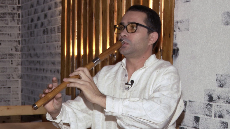 "Ako izgubimo identitet, izgubićemo i postojanje": Mladi frulaš iz Šilova na KiM čuva tradiciju srpskog juga