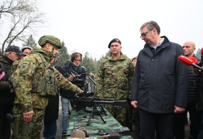 (FOTO) Vučić u kasarni u Nišu: Značajno veći priliv novih vojnika nego prethodnih godina, plate sve bolje