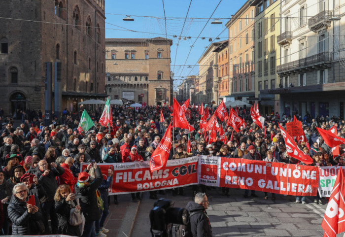 Pola miliona ljudi na ulicama Italije: Radnici, penzioneri i građani u generalnom štrajku zbog vladinog budžeta