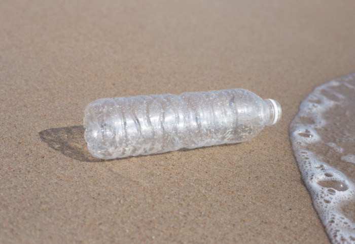 Flaširana voda nije čista kao što mislite: Testira se ređe, sadrži veće koncentracije mikroplastike