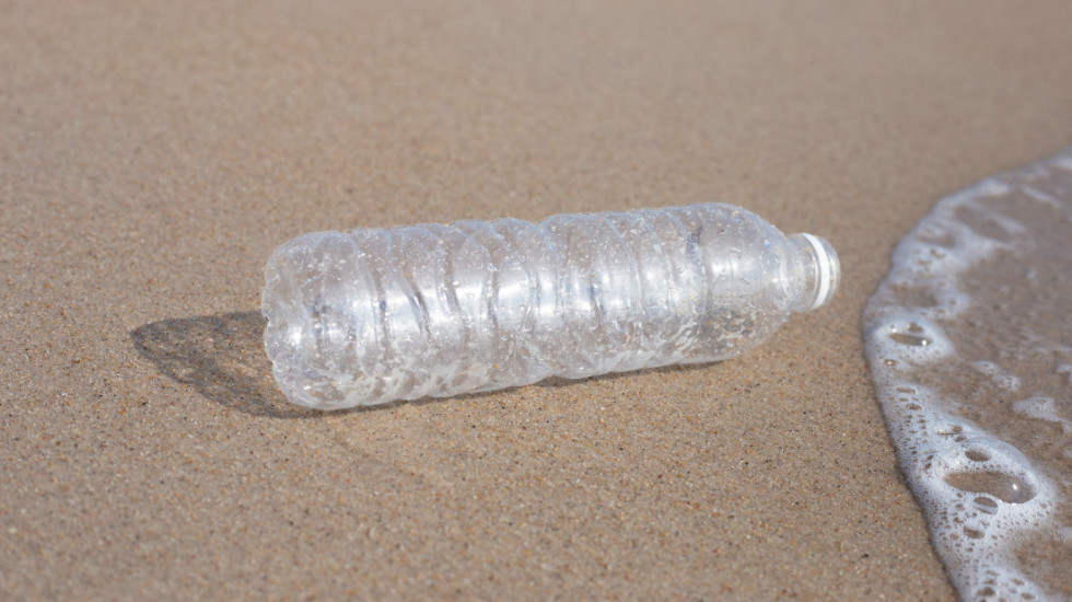 Flaširana voda nije čista kao što mislite: Testira se ređe, sadrži veće koncentracije mikroplastike