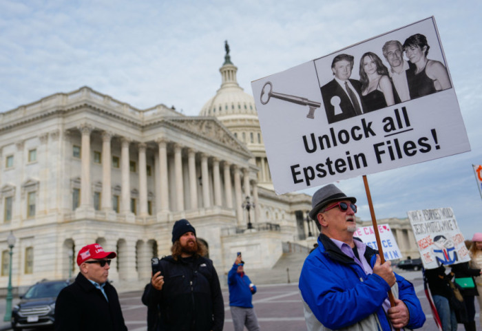 (FOTO) Objavljene nove fotografije sa Epstinovog imanja na kojima su Tramp, Klinton, Gejts