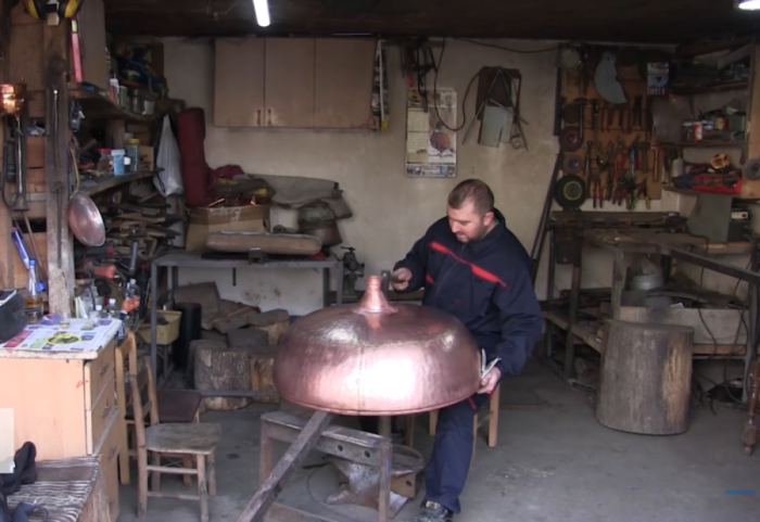 Mladi čuvar starog zanata: Miloš (28) iz okoline Vranja ručno pravi kazane i veruje u opstanak tradicije