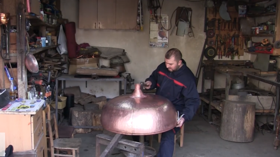 Mladi čuvar starog zanata: Miloš (28) iz okoline Vranja ručno pravi kazane i veruje u opstanak tradicije