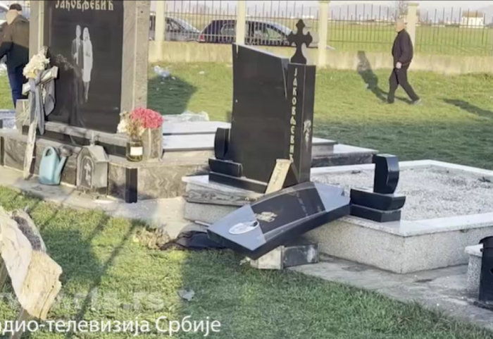 Porušena i oskrnavljena dva spomenika na pravoslavnom groblju kod Obilića: "Srbi su uznemireni"
