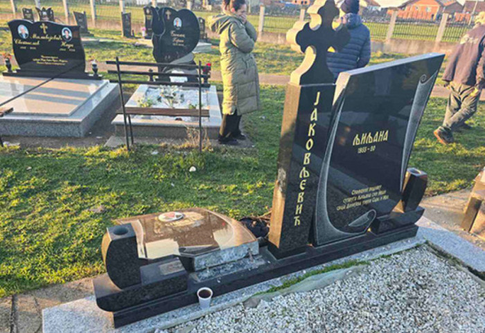 Porušena i oskrnavljena dva spomenika na pravoslavnom groblju kod Obilića: "Srbi su uznemireni"