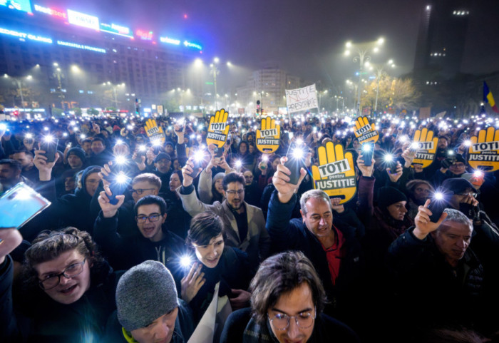 (FOTO) Protesti u Rumuniji, građani traže ostavke ključnih zvaničnika pravosuđa zbog korupcije