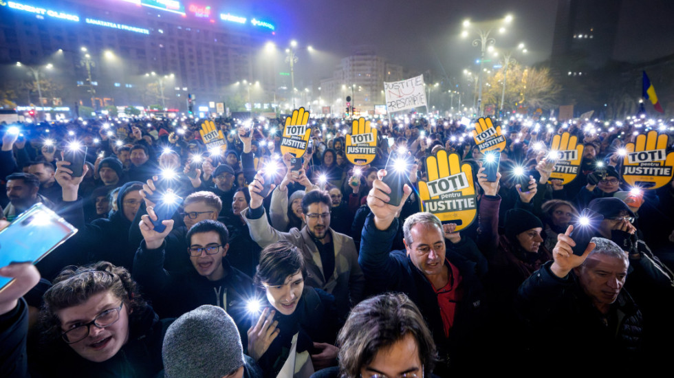 (FOTO) Protesti u Rumuniji, građani traže ostavke ključnih zvaničnika pravosuđa zbog korupcije