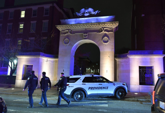 (FOTO) U pucnjavi na Univerzitetu Braun u SAD ubijene dve, ranjeno devet osoba: Potraga za ubicom u toku