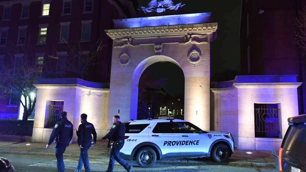 (FOTO) U pucnjavi na Univerzitetu Braun u SAD ubijene dve, ranjeno devet osoba: Uhapšen jedan od osumnjičenih