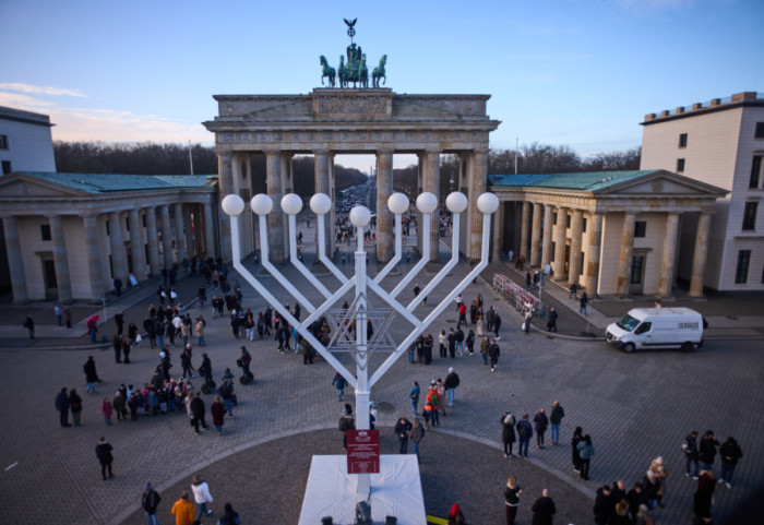 Kako se slavi Hanuka: Proslava jevrejskog praznika svetlosti traje osam dana, pali se menora, igra se drejdel