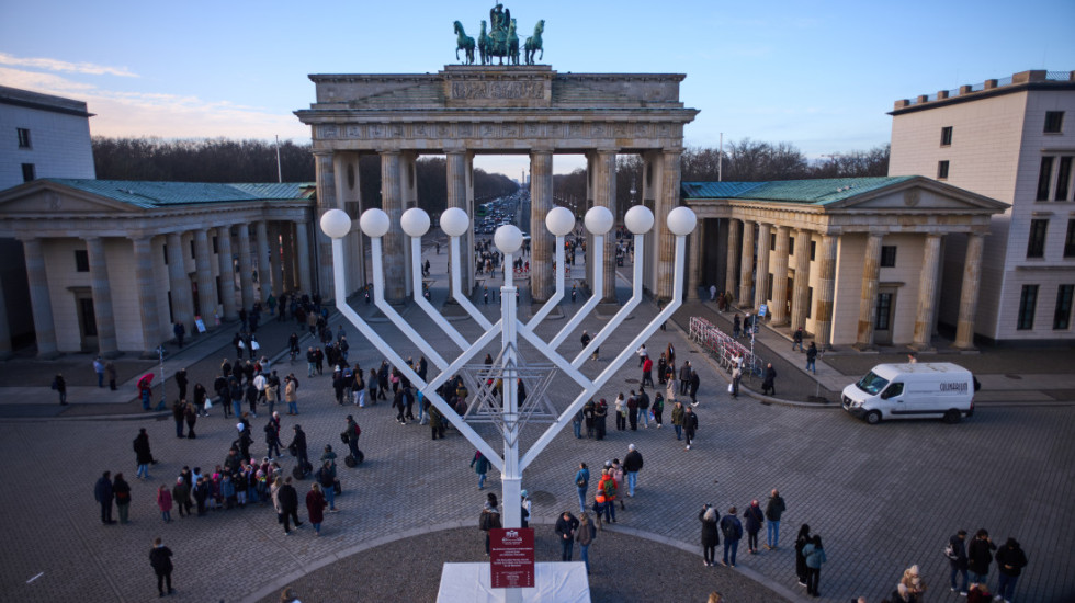 Kako se slavi Hanuka: Proslava jevrejskog praznika svetlosti traje osam dana, pali se menora, igra se drejdel