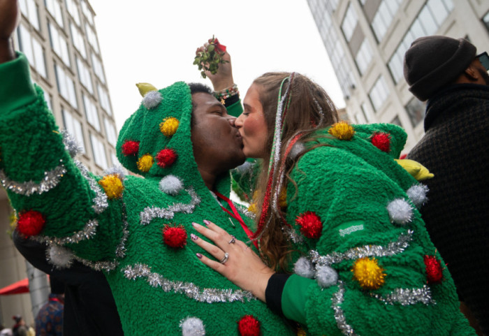 (FOTO) "Vašington grad ljubavi": Više od 1.400 parova ljubilo se pod imelom, oboren Ginisov rekord
