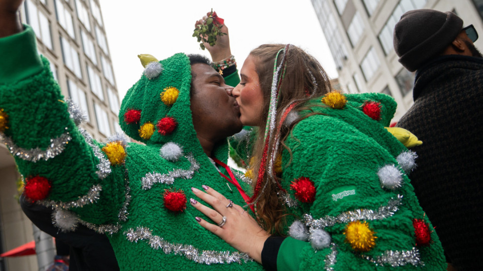 (FOTO) "Vašington grad ljubavi": Više od 1.400 parova ljubilo se pod imelom, oboren Ginisov rekord