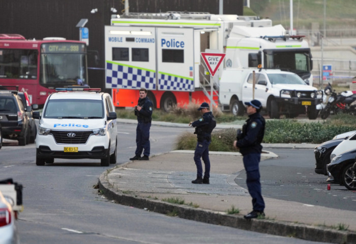 Pucnjava na plaži Bondi u Sidneju: Najmanje 16 žrtava, uključujući devojčicu (10), napadači bili otac i sin
