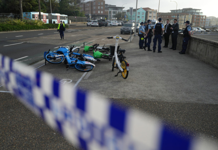 Australijske vlasti identifikovale oca i sina kao ubice 15 osoba na plaži u Sidneju, ali nisu objavile njihova imena