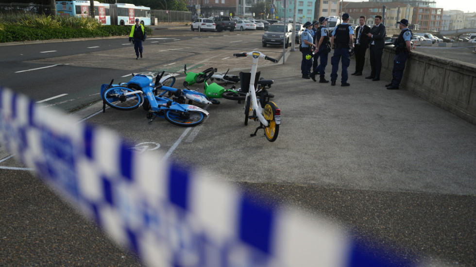 Australijske vlasti identifikovale oca i sina kao ubice 15 osoba na plaži u Sidneju, ali nisu objavile njihova imena