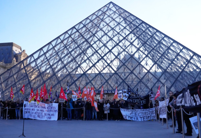 (FOTO) Zatvoren Luvr, zaposleni u muzeju stupili u štrajk zbog loših uslova rada