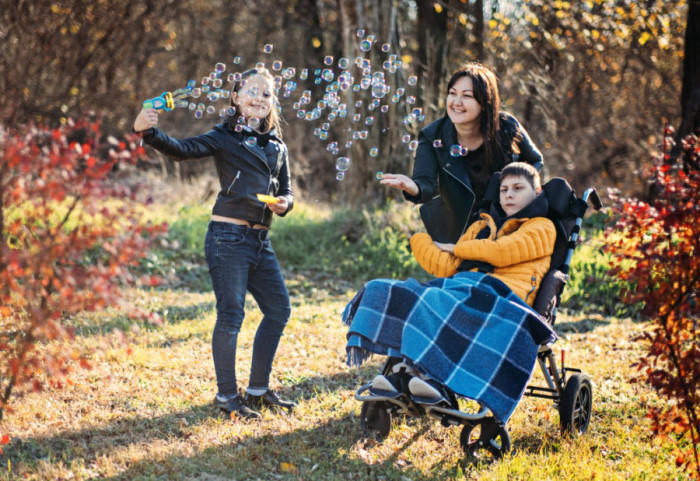 "Staklena deca" - braća i sestre osoba sa invaliditetom: Prerano sazrevaju, njihova osećanja često ostaju neizrečena