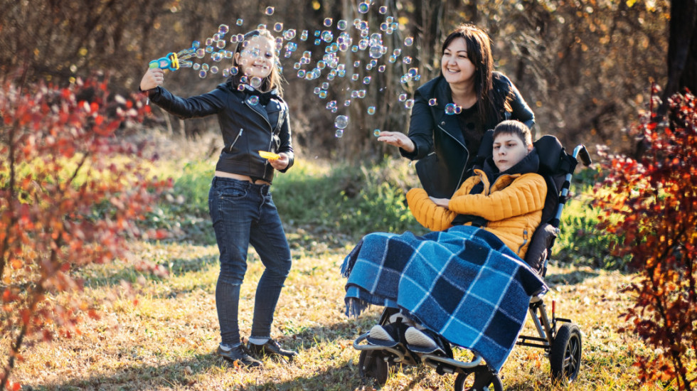 "Staklena deca" - braća i sestre osoba sa invaliditetom: Prerano sazrevaju, njihova osećanja često ostaju neizrečena