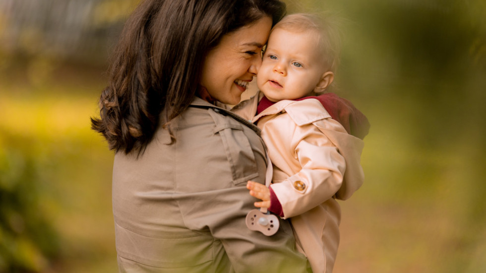 Zbog čega je zagrljaj roditelja toliko važan za bebe