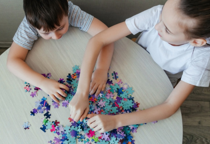 "Staklena deca" - braća i sestre osoba sa invaliditetom: Prerano sazrevaju, njihova osećanja često ostaju neizrečena