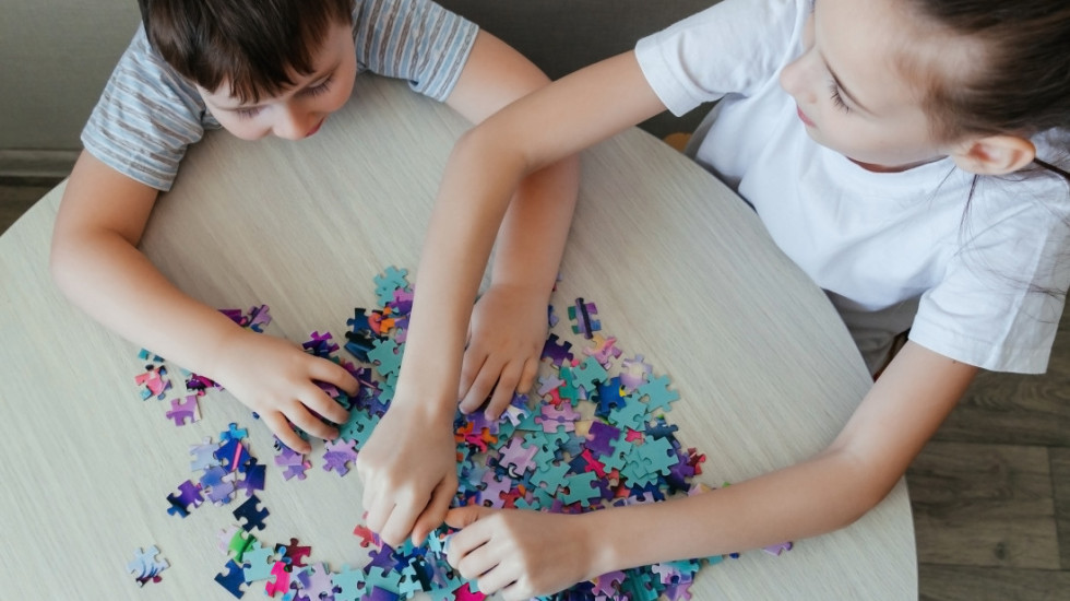 "Staklena deca" - braća i sestre osoba sa invaliditetom: Prerano sazrevaju, njihova osećanja često ostaju neizrečena