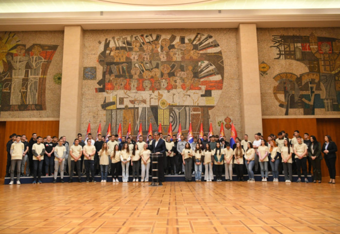 (FOTO/VIDEO) Vučić primio učenike Tehničke škole "Nikola Tesla" iz Vukovara: Koreni su najvažniji oslonac svakog čoveka