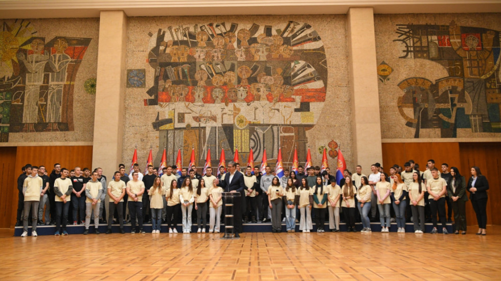 (FOTO/VIDEO) Vučić primio učenike Tehničke škole "Nikola Tesla" iz Vukovara: Koreni su najvažniji oslonac svakog čoveka
