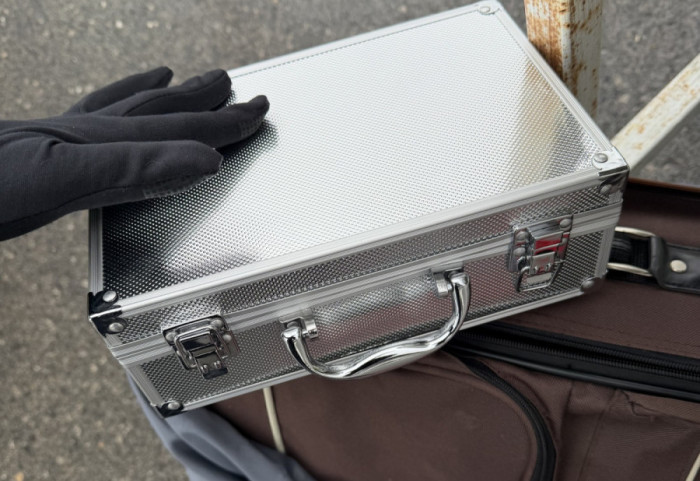 Nađeno više od 100.000 evra i vredan nakit u koferu za šminku: Uhapšen vozač na Bačkom Bregu