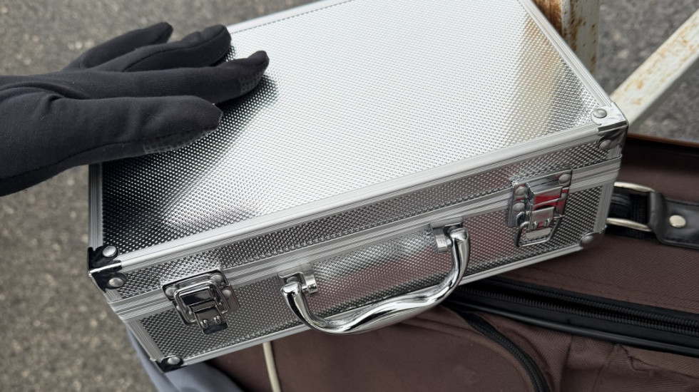 Carinici na prelazu Bački Breg u koferu za šminku otkrili više od 106.000 evra i vredan nakit