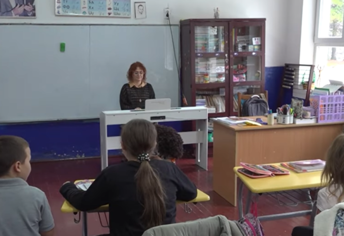 Veliko srce učiteljice Snežane: Svakodnevno prelazi 150 kilometara do škole više od 20 godina