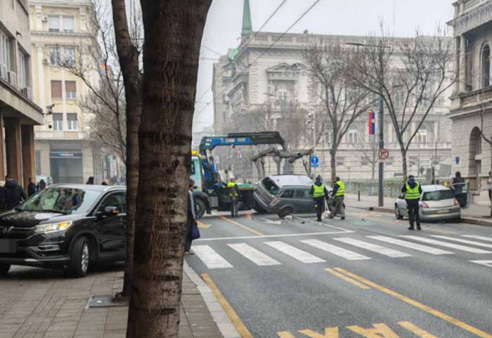 (FOTO) Sudar dva automobila kod Predsedništva: Jedno vozilo završilo na krovu, povređena osoba prevezena na VMA