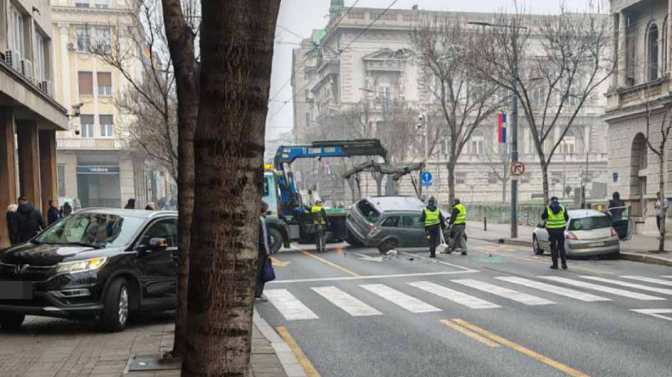 (FOTO) Sudar dva automobila kod Predsedništva: Jedno vozilo završilo na krovu, povređena osoba prevezena na VMA