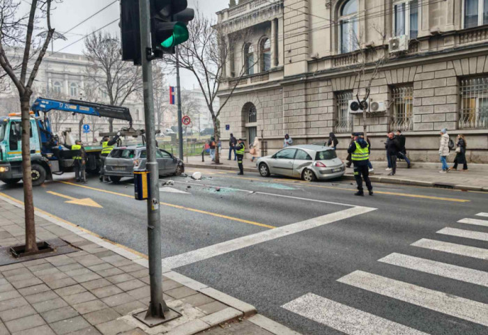 (FOTO) Sudar dva automobila kod Predsedništva: Jedno od vozila završilo na krovu, nema teže povređenih