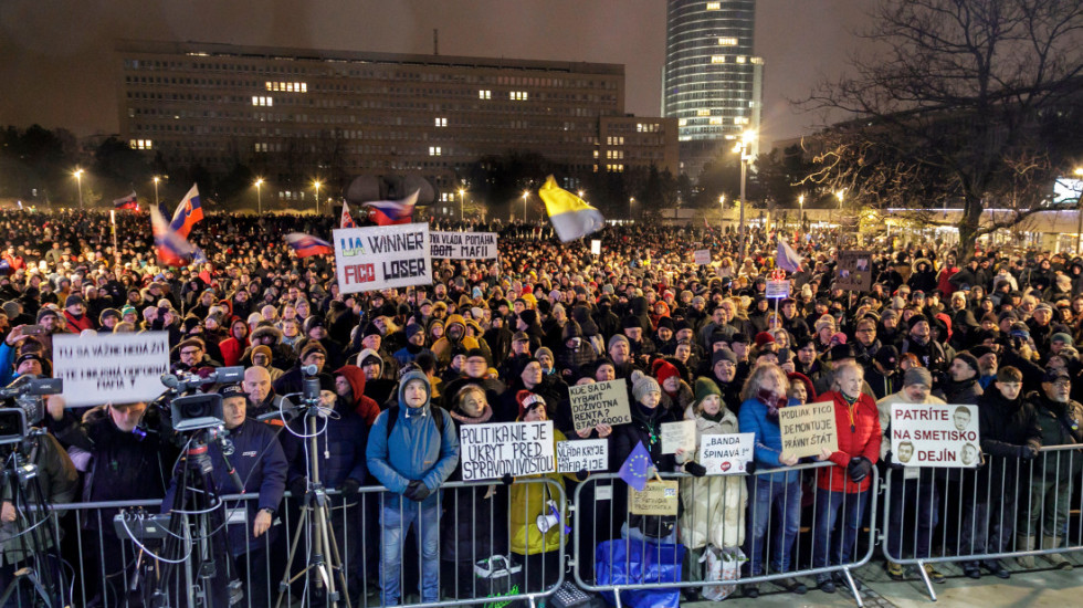 Slovaci protestovali protiv odluka vlade Roberta Fica, smatraju ih štetnim po vladavinu prava